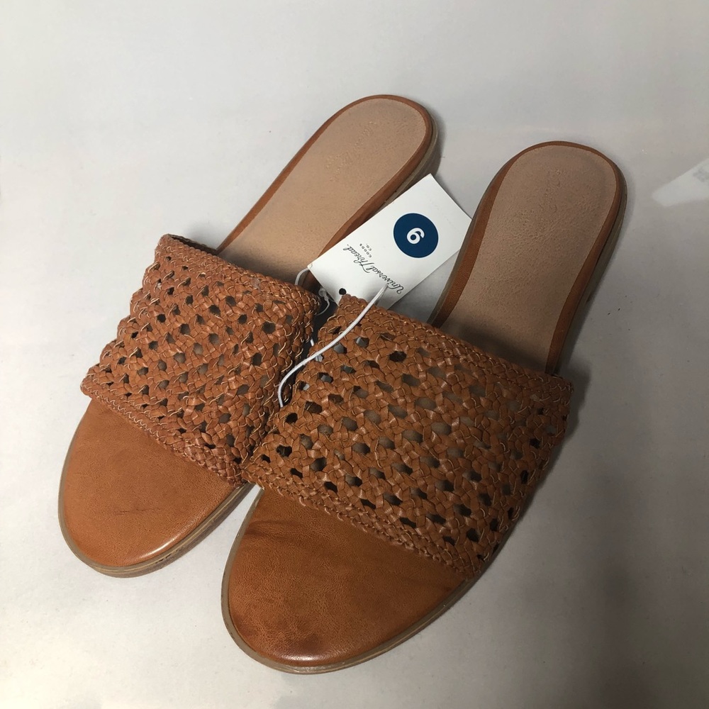 Universal thread brown sandals